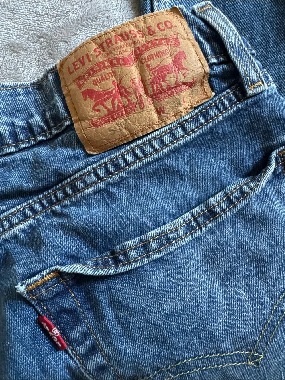 Levi's Men's Medium Blue Relaxed Jeans with Signature Patch